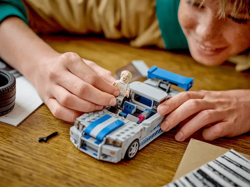 Assembling Lego Nissan Skyline GT-R (R34) minifigure.