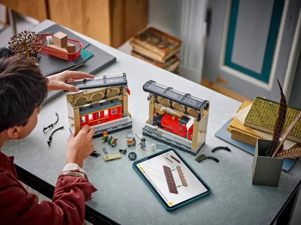 Builder with digital instructions for Hogwarts Express Book Nook.