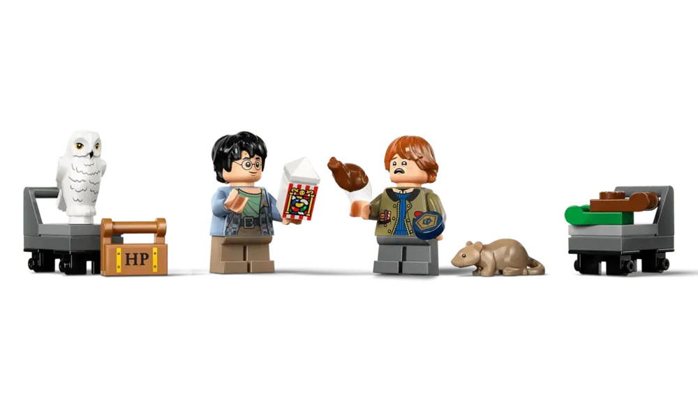 Close-up of minifigures and accessories.