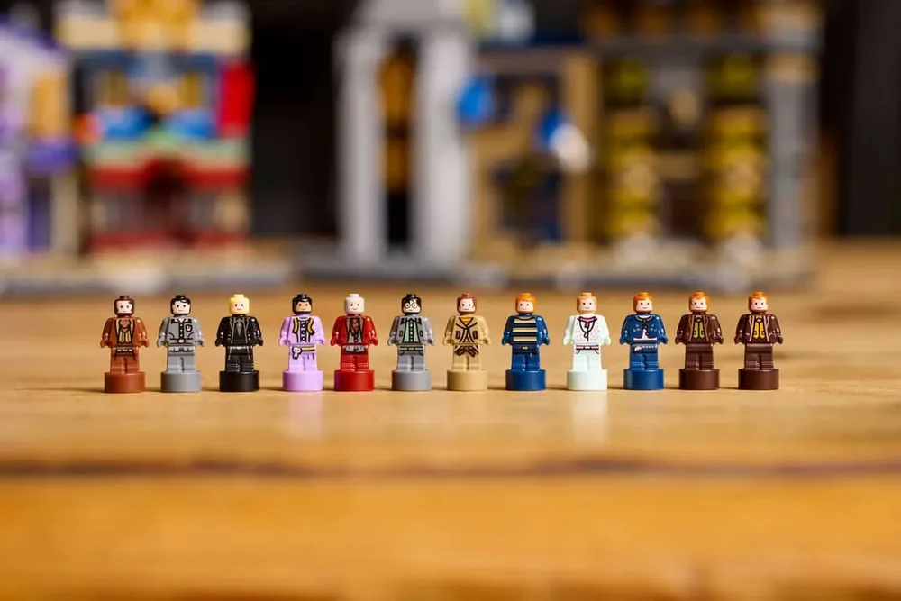 Minifigure line-up from Diagon Alley set.
