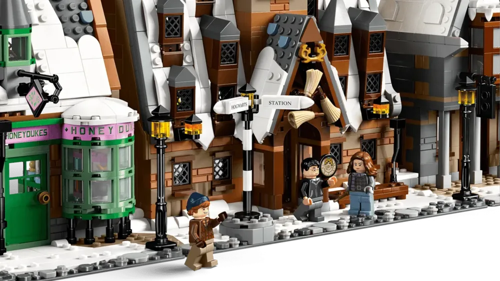 Close-up of street scene and minifigures.