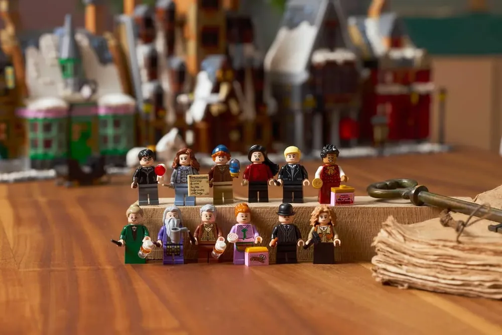 Minifigure collection, Hogsmeade backdrop.