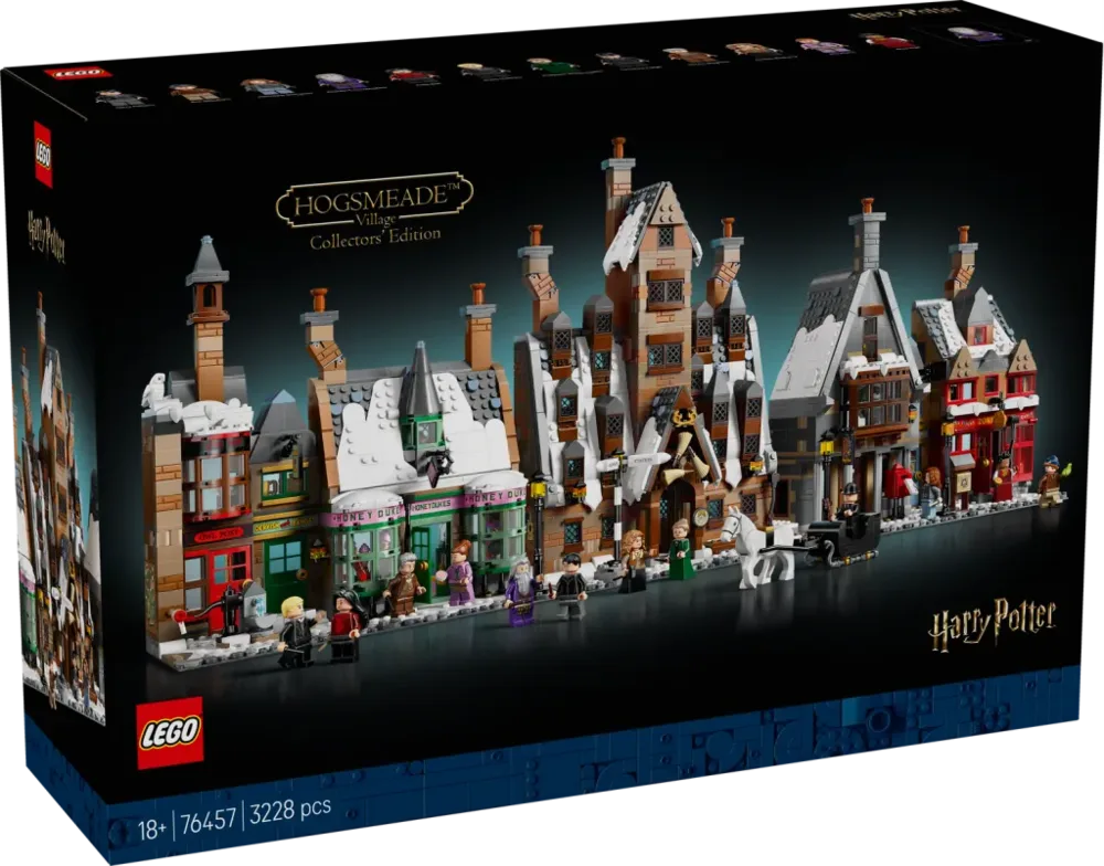 Front of the LEGO Hogsmeade Village – Collectors' Edition box showing the assembled set with several buildings covered in snow and numerous minifigures.