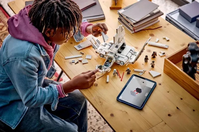 Building LEGO 75459.
