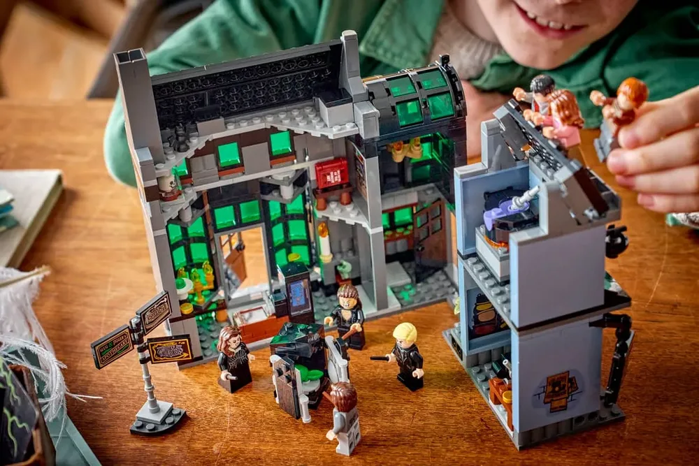 Child playing with 76471.