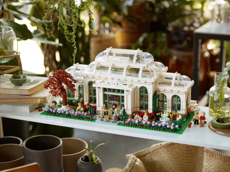 Lego The Botanical Garden 21353 on display