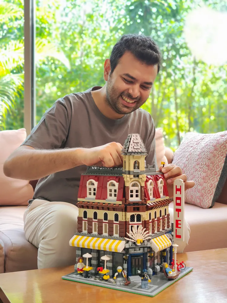 LEGO MOCist Ritam Bhatnagar building Creator set 10182 Café Corner (retired) LEGO MOCist Ritam Bhatnagar building Creator set 10182 Café Corner (retired)