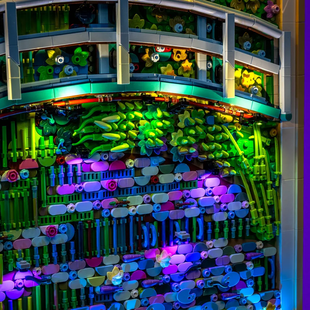 LightMyBricks kit highlighting the green and tan mosaic details of Monet 31220