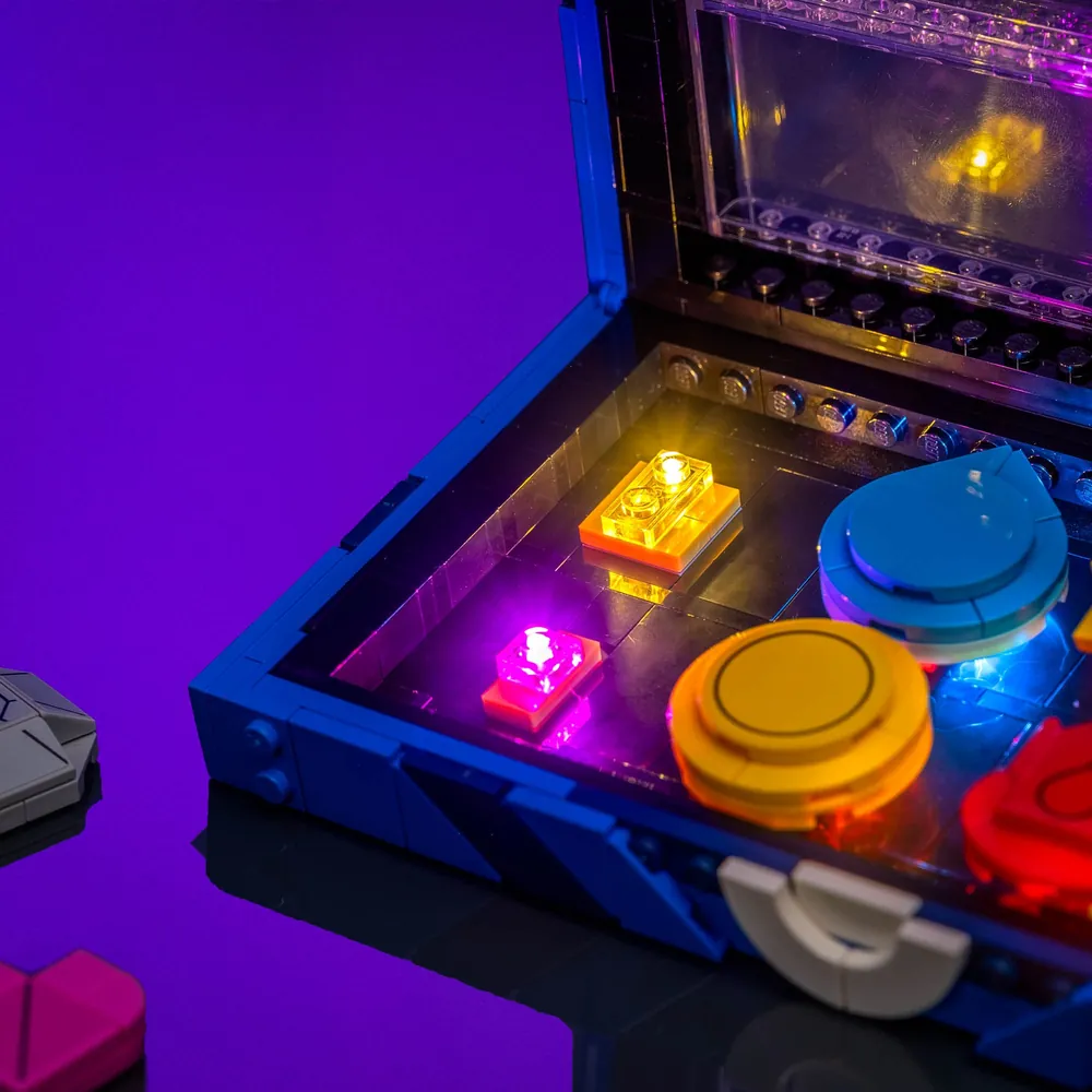 LightMyBricks lit LEGO 40892 badge case from above
