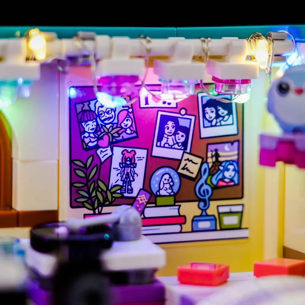 Creative space lighting for LEGO Paisley's Room 42647 by BrickBling