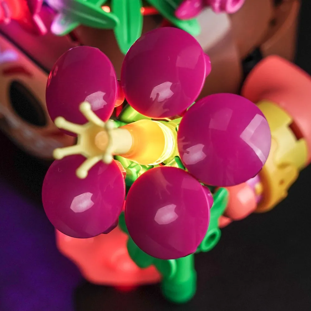 Display scene with two Kakamora lit by BrickBling kit