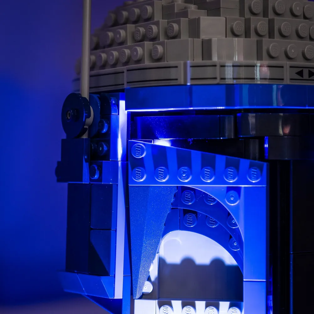 High-contrast light effects on Jango Fett Helmet from Light My Bricks bundle