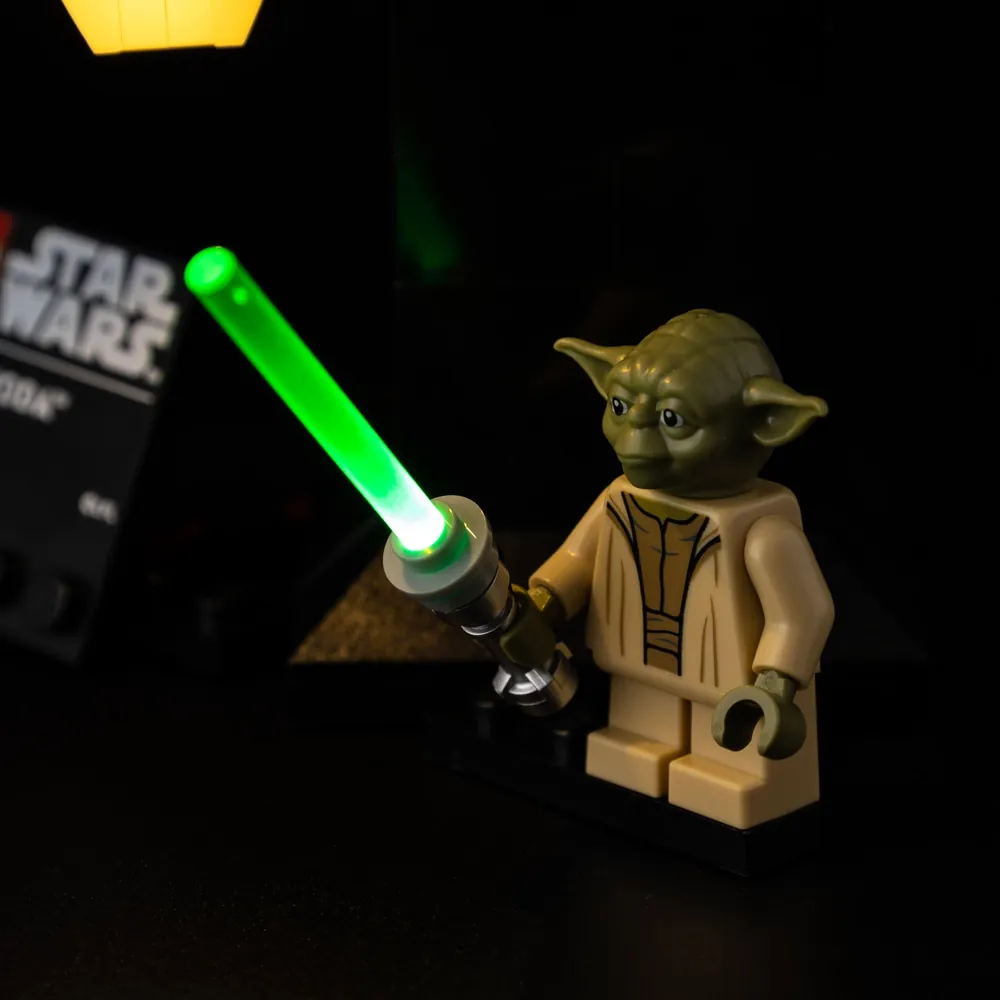 Game of Bricks illuminated Yoda bust in display