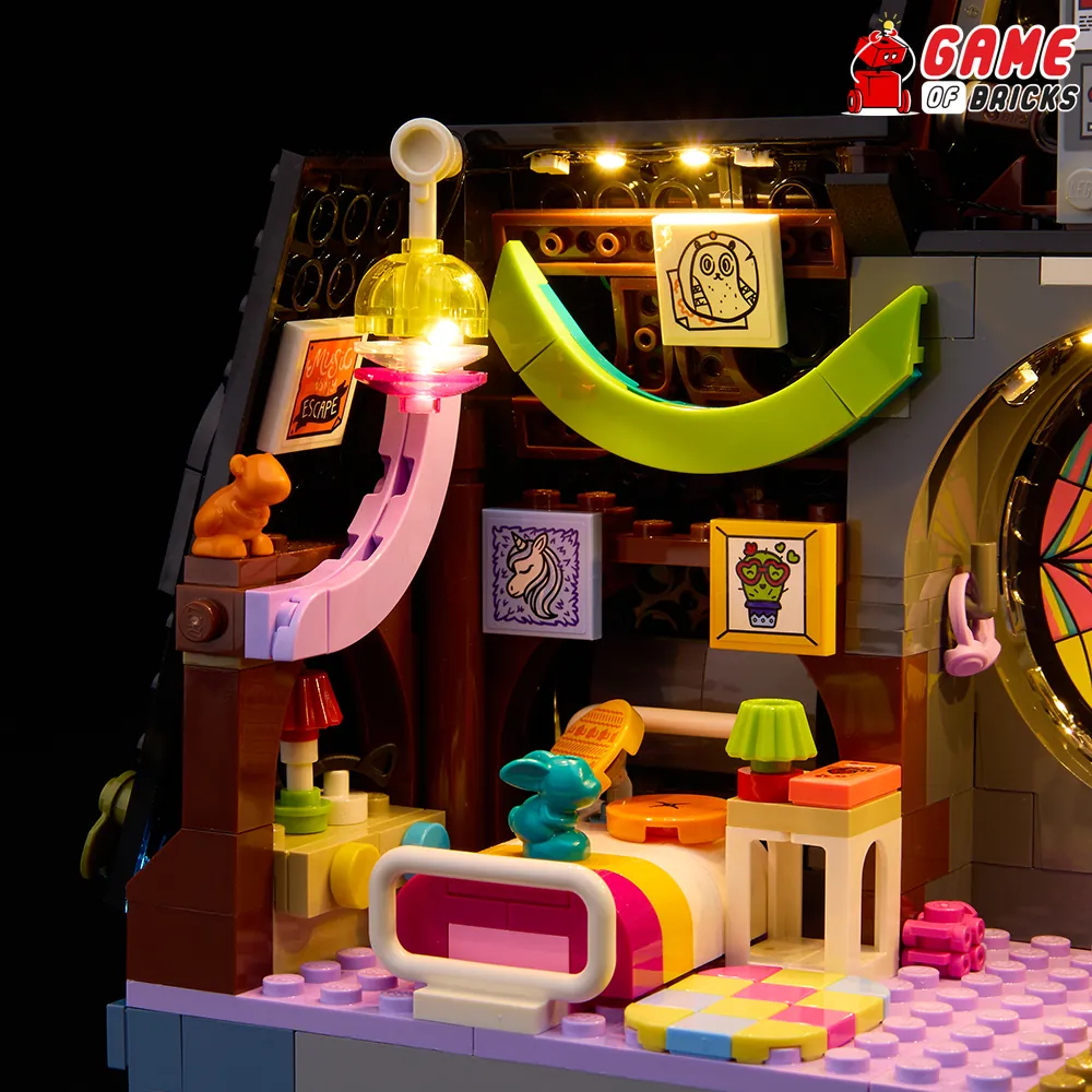 Game of Bricks expansion boards connecting micro-LEDs in LEGO dorm room set 76781