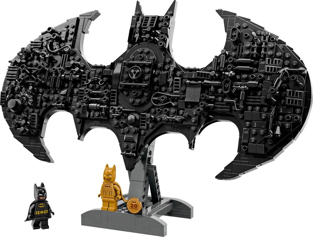 Full view of the LEGO Batman Logo set, featuring the intricate black bat symbol on a display stand, flanked by a classic Batman minifigure and an exclusive golden Batman 20th Anniversary minifigure.
