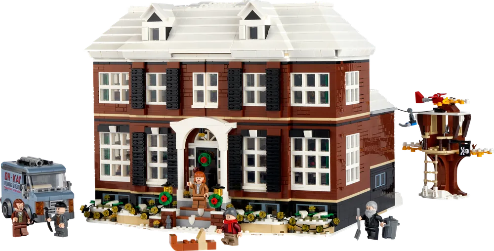 Full LEGO Home Alone McCallister house set with treehouse and van, minifigures on a white background.