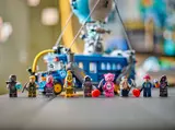 Detailed minifigure lineup.