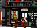 Harry and Lockhart in bookstore.