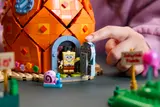 SpongeBob at pineapple door.